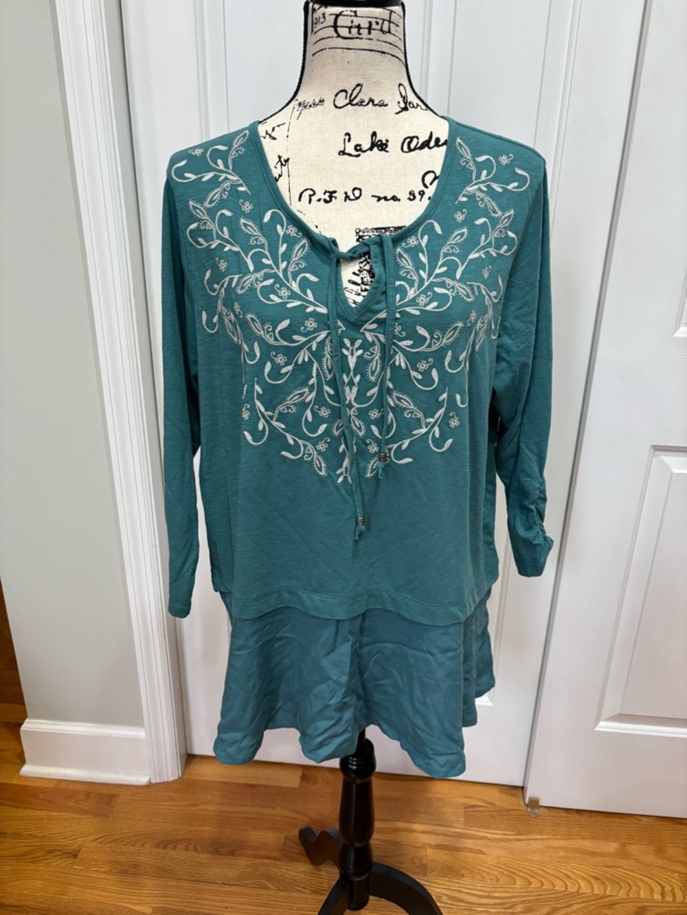 Style & Co.  Embroidered Tunic Top with Tie Neck Size XL - EUC
